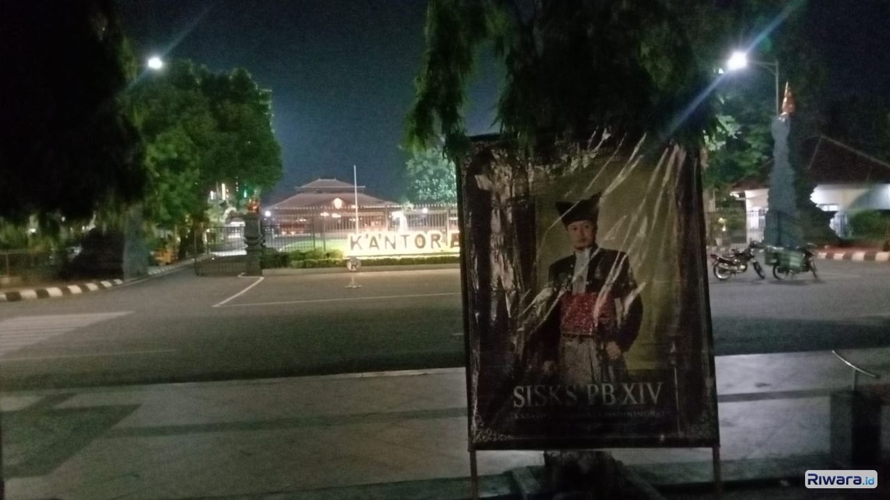 Baliho Sinuhun Pakubuwono XIV Karaton Surakarta Hadiningrat terpasang di depan Kantor Bupati Kudus